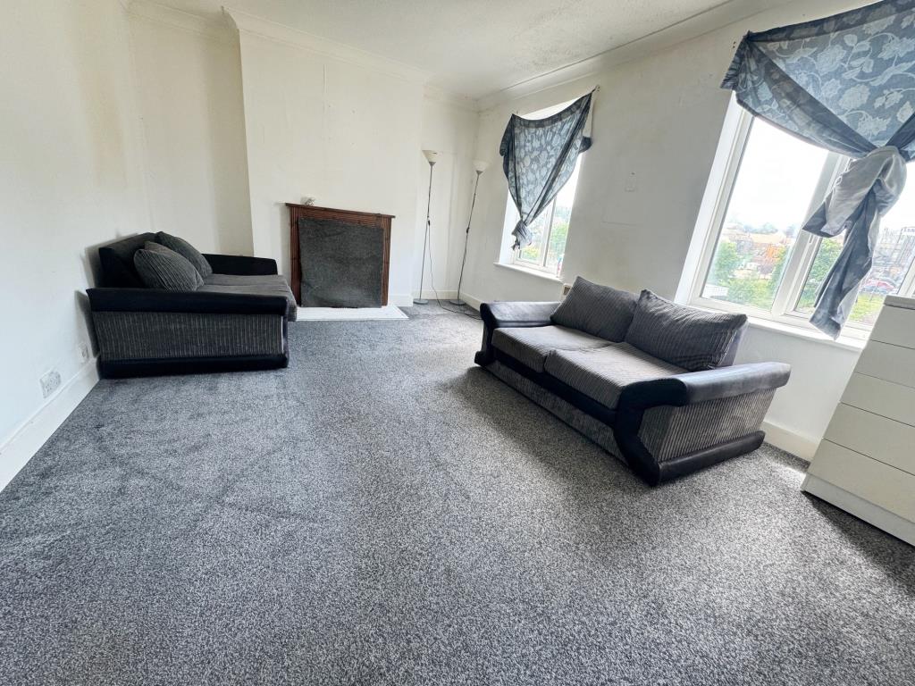 Lot: 56 - TWO-BEDROOM MAISONETTE FOR IMPROVEMENT - Living room